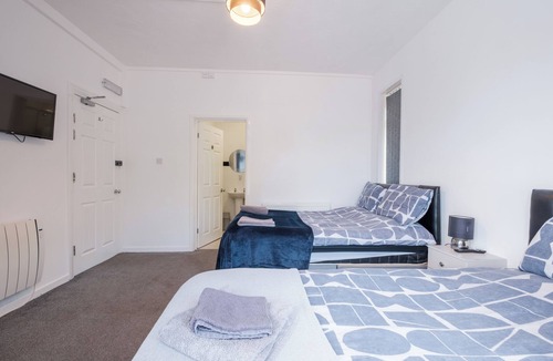 Hull Bed & Breakfast | OYO The Pickering Park