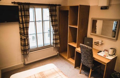 Luton Hotel | OYO The Red Lion Hotel