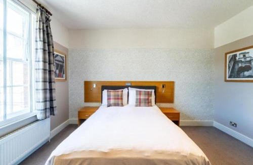 Luton Hotel | OYO The Red Lion Hotel