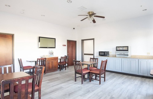 Clute Hotel | OYO Townhouse Clute Lake Jackson