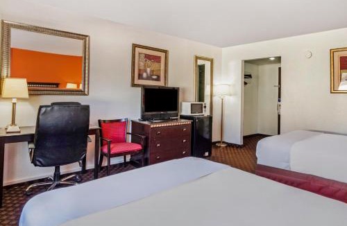 Dodge City Hotel | OYO Townhouse Dodge City KS