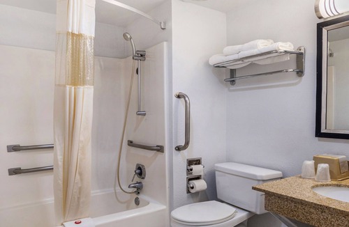 Dodge City Hotel | OYO Townhouse Dodge City KS