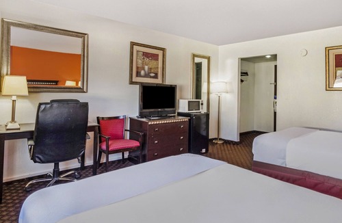 Dodge City Hotel | OYO Townhouse Dodge City KS