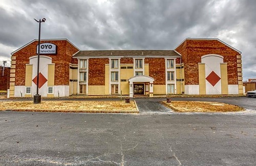 South Tulsa Hotel | OYO Townhouse Tulsa Woodland Hills