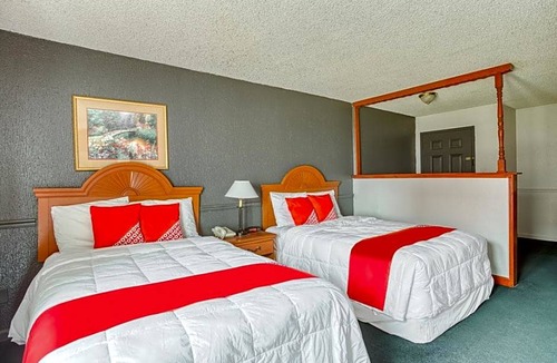 South Tulsa Hotel | OYO Townhouse Tulsa Woodland Hills