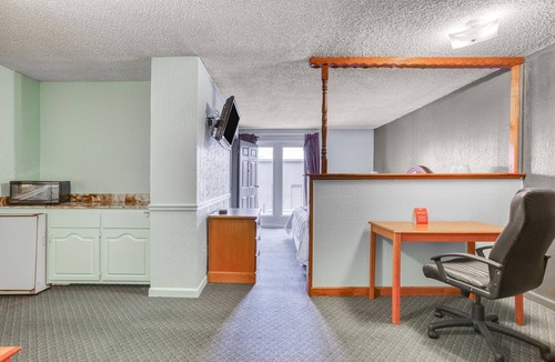 South Tulsa Hotel | OYO Townhouse Tulsa Woodland Hills