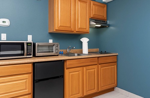 West Hills Hotel | Oyster Bay Inn & Suites