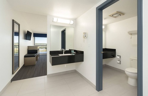 West Hills Hotel | Oyster Bay Inn & Suites