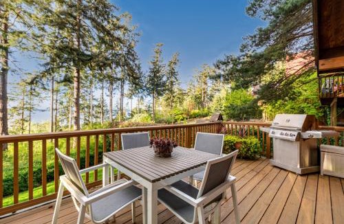 Coupeville House | Oyster Beach House and Den
