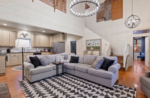 Parthenon Cabin | Ozark beauty w/HotTub, GameRm, Firepit; Trampoline VIEWS!