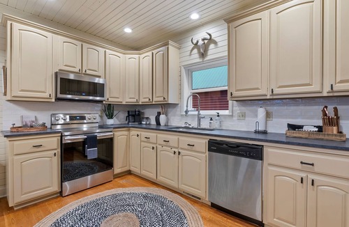Parthenon Cabin | Ozark beauty w/HotTub, GameRm, Firepit; Trampoline VIEWS!