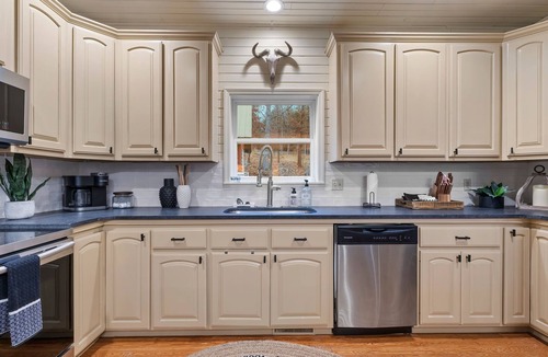 Parthenon Cabin | Ozark beauty w/HotTub, GameRm, Firepit; Trampoline VIEWS!