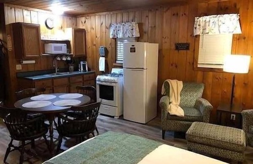 Teresita House | Ozark Getaway! Near Jacks Fork River with Free Parking! Pets Allowed!