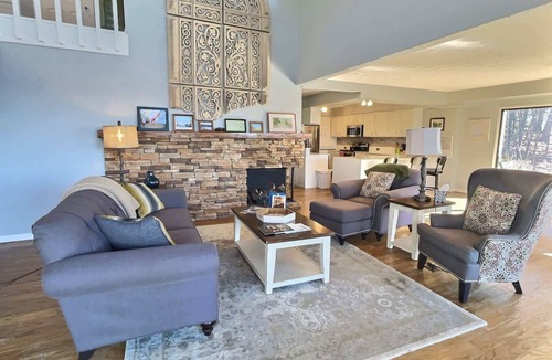 Holiday Island House | Ozark Mountain House: Hot Tub & Views!