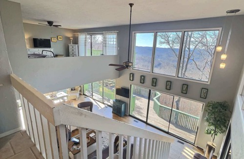 Holiday Island House | Ozark Mountain House: Hot Tub & Views!