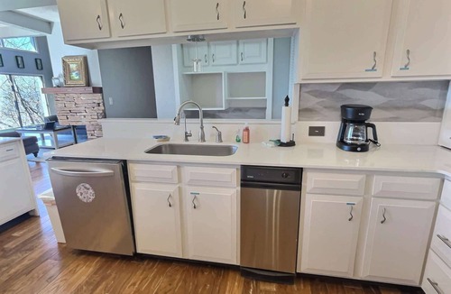 Holiday Island House | Ozark Mountain House: Hot Tub & Views!