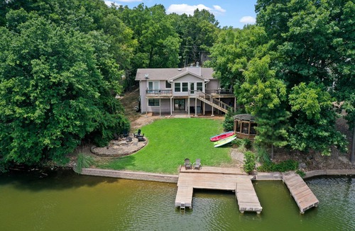 Bella Vista House | Ozark Oasis, Lakehouse 30 steps from the lake