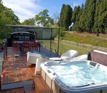 Villalbe Boat Rental | Péniche Mirage-chambre d'hôtes