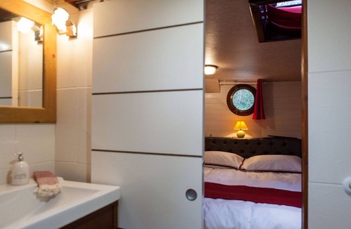 Villalbe Boat Rental | Péniche Mirage, Guest room