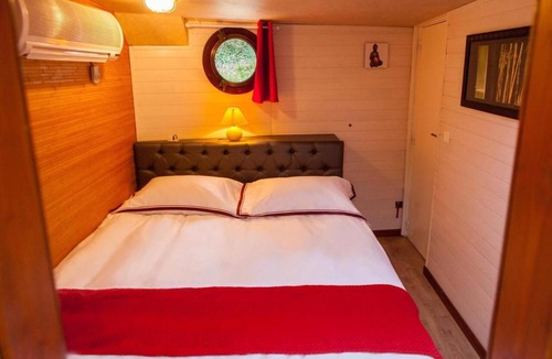 Villalbe Boat Rental | Péniche Mirage, Guest room