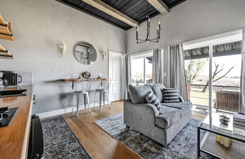 Pine Grove Apartment | Paceful & Stylish Rural Retreat