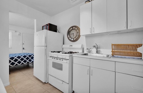 Pacific Beach Apartment | Pacific Beach #1971 Studio, Cozy & Hip 3 Blocks to bay, 1 mile to Beach 🏖