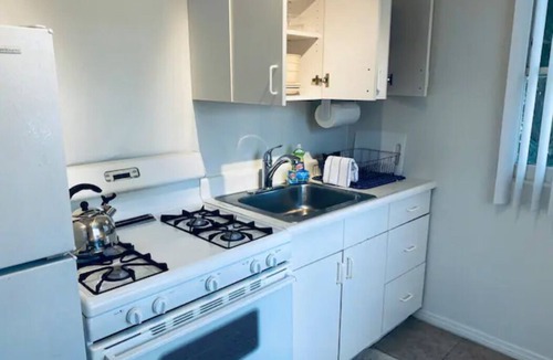 Pacific Beach Apartment | Pacific Beach #1971 Studio, Cozy & Hip 3 Blocks to bay, 1 mile to Beach 🏖