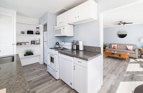 South Oceanside House | Pacific Bungalow | Ocean View with Tiny House!
