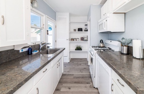 South Oceanside House | Pacific Bungalow | Ocean View with Tiny House!