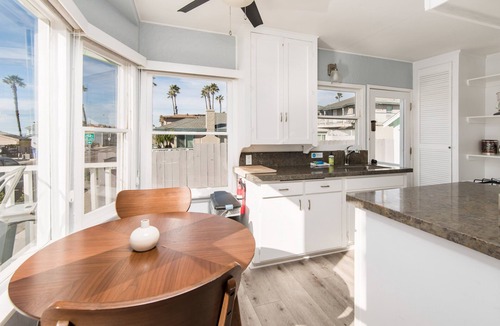 South Oceanside House | Pacific Bungalow | Ocean View with Tiny House!