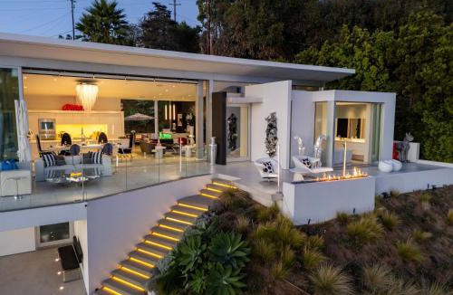 Pacific Palisades House | Pacific Palisades 3BR with Fire Pit by Colby and Conrad