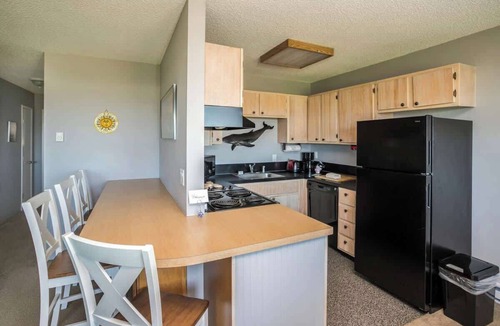 Gearhart Condo | Pacific Palisades P464