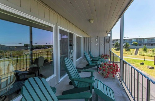 Gearhart Condo | Pacific Palisades P464