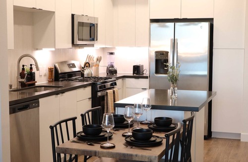 Lyon Street Apartment | Pacific Paradise 10 Min from Disneyland W/Pool&GYM