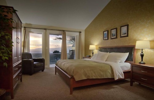 Gold Beach Hotel | Pacific Reef Hotel & Light Show