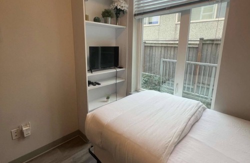 Wallingford Apartment | Pacific Trillium Studio, Wallingford 97 Walkscore