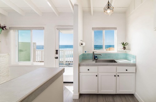 Townsite Condo | Pacific Villa #1 | Relaxing Oceanfront Patio Views