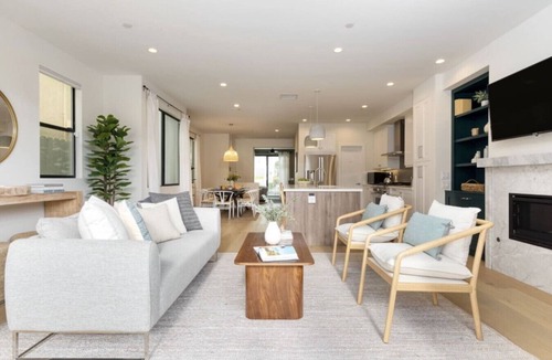Townsite House | Pacific Villa - Ocean Views, Parking, AC, Fire Pit