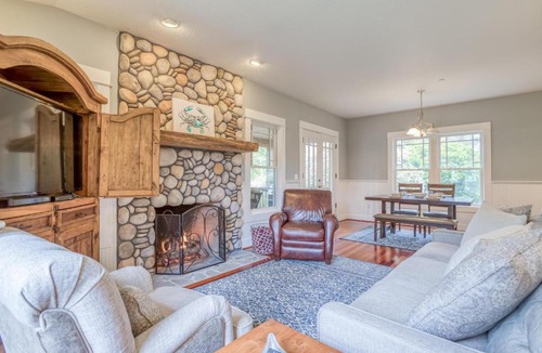 Gearhart House | Pacific Way Cottage - Meredith Lodging