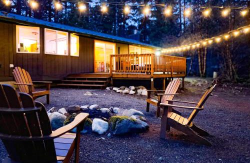 Packwood House | PackShack - Cozy Ski Cabin Mins from White Pass home