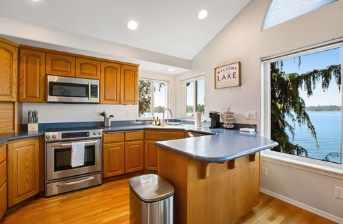 Lake Stevens House | Paddle Boards | Private Dock | Sleeps 7