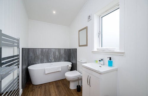 Perth Cottage | PADDOCK LODGES| DELUXE 3 BED (ACCESSIBLE) CHALET