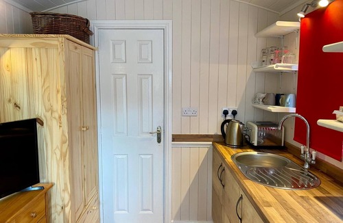 Alderholt Apartment | Paddock View Shepherds Hut