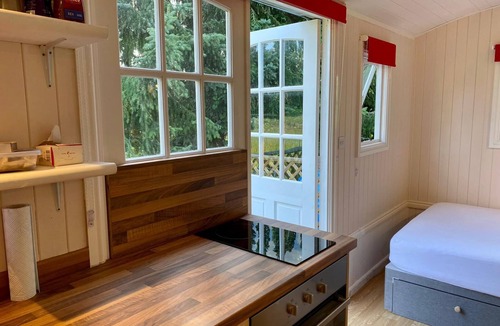 Alderholt Apartment | Paddock View Shepherds Hut