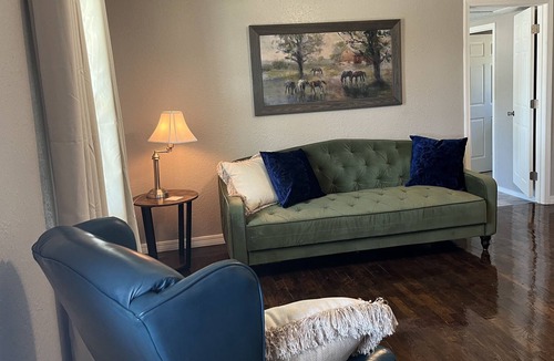 Milfay House | Paden - 3-bedrm, 1 king, sleeps 6. Parking galore.