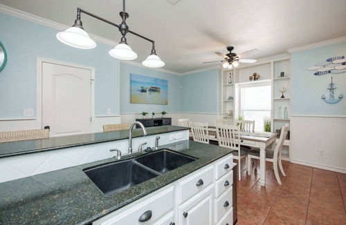 Corpus Christi Condo | Padre Island Retreat | Sleeps 9 | Resort Pool
