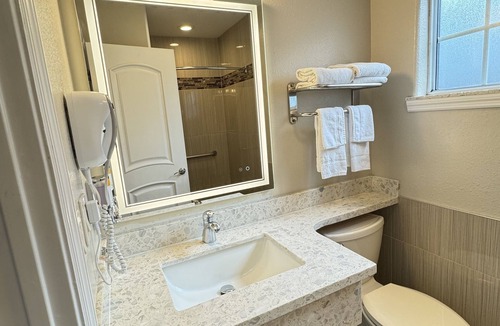 Munras Avenue Hotel | Padre Oaks