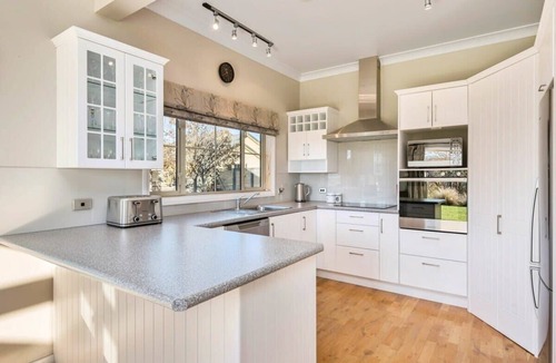 Lower Shotover House | Paeroa View Summary: