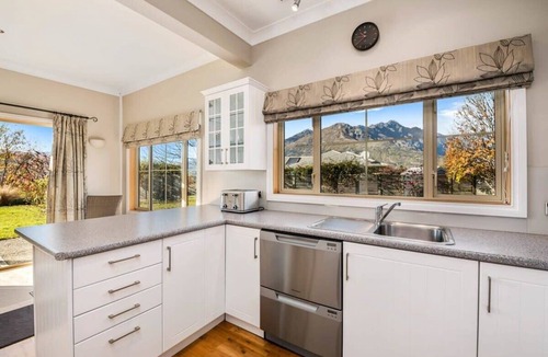 Lower Shotover House | Paeroa View Summary: