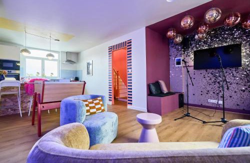 Croix Apartment | Paillettes fever, maison avec karaoké, 3 chambres